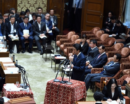安倍第二日到國會接受議員質詢。 圖:新華社