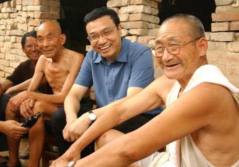 2003年8月8日時任省委書記的李克強在河南新鄉調研。新華社