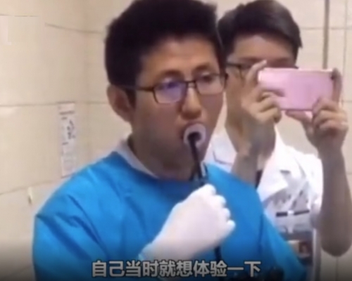 醫生為自己進行腸鏡及胃鏡檢查。片段截圖