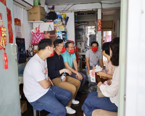 張國鈞（左二）今早與許正宇（左三）向市民了解第二期電子消費券領取及使用情況。FB圖片