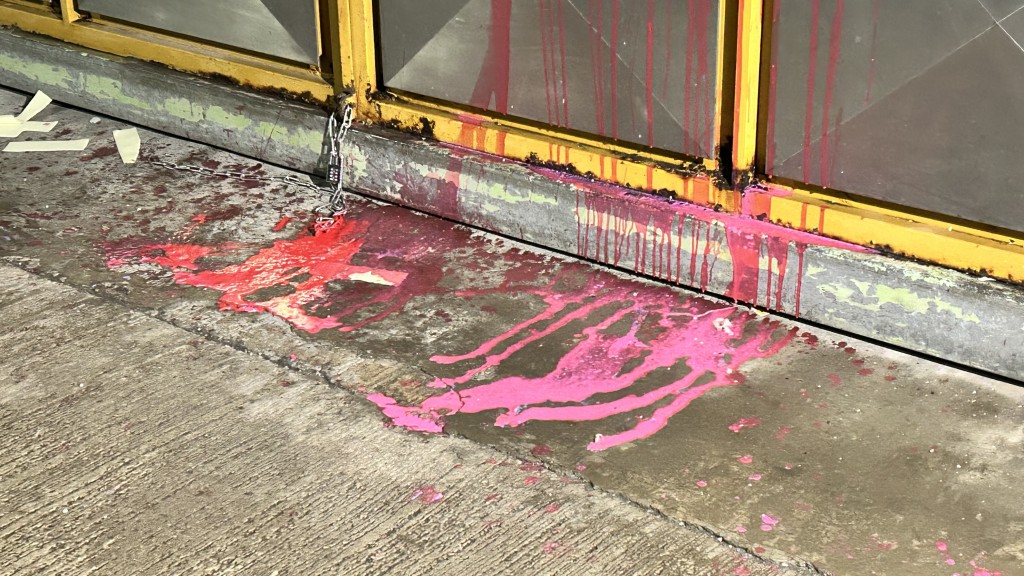 有網民在社交平台發文，指收到收數公司電話，更被騙徒恐嚇「淋紅油」。示意圖