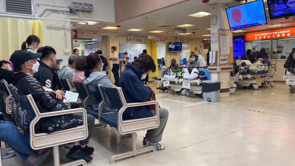 香港医疗服务需求庞大，市民往往要长时间轮候。资料图片