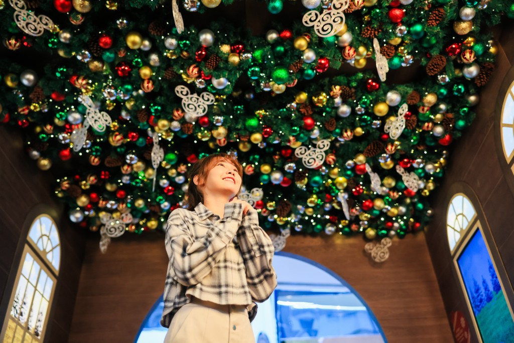 必去有9.5米高米奇Mickey聖誕小屋，掛滿以升級再造塑膠物料3D打印而成的聖誕吊飾