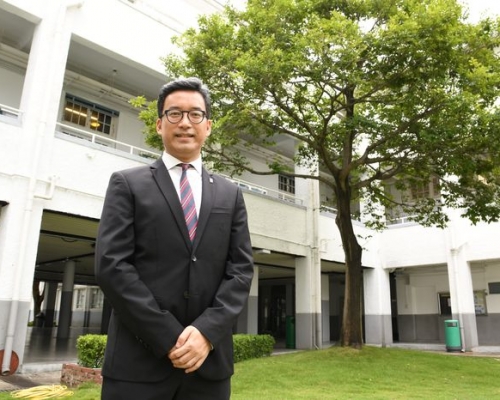 拔萃男書院校長鄭基恩表示,他曾特別搬出講台,在樹下跟學生分享。