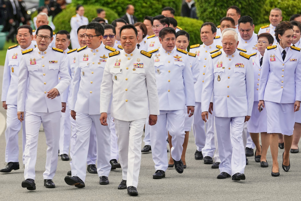 泰國總理阿努廷與新一屆內閣成員在曼谷總理府拍攝官方照。美聯社  