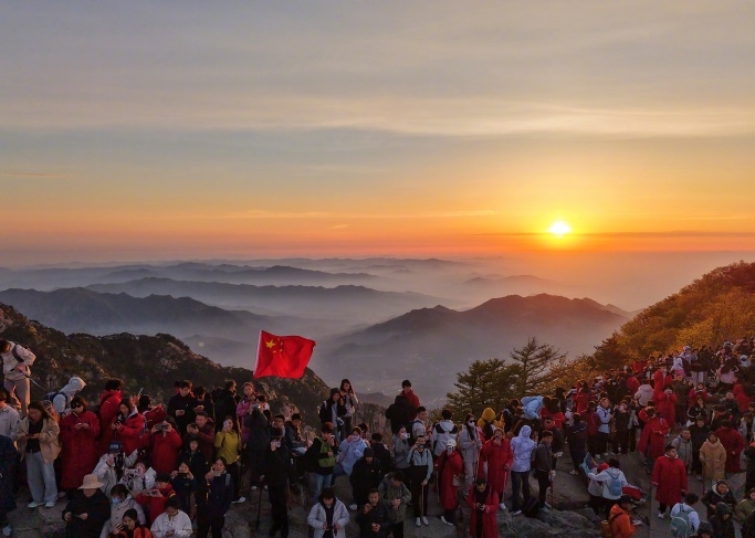 “五一”黄金周泰山挤爆，两万人争睹日出与国旗同框。 泰山日报