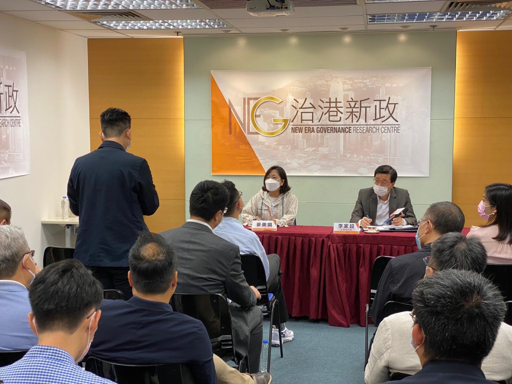 在交流環節,與會的成員就十四五規劃、國家安全教育、公務員制度,兩地通關等問題發言。