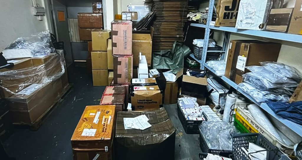 海關搗破一個非法儲存走私受管制藥劑製品倉庫。 海關搗破一個非法儲存走私受管制藥劑製品倉庫。