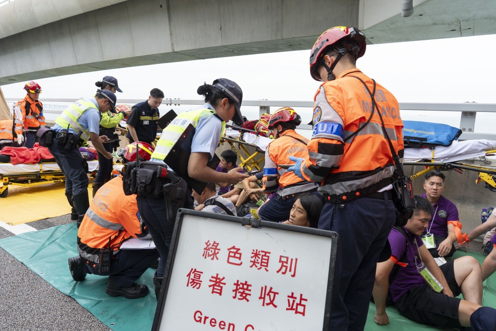 救護員在分流站為傷者進行救治,及警務人員了解現場情況。政府新聞處圖片 救護員在分流站為傷者進行救治,及警務人員了解現場情況。政府新聞處圖片