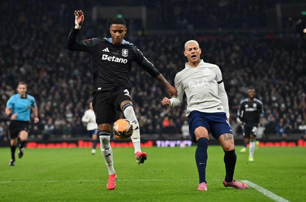 李察利臣上轮对维拉时拉伤左脚鼠蹊。法新社