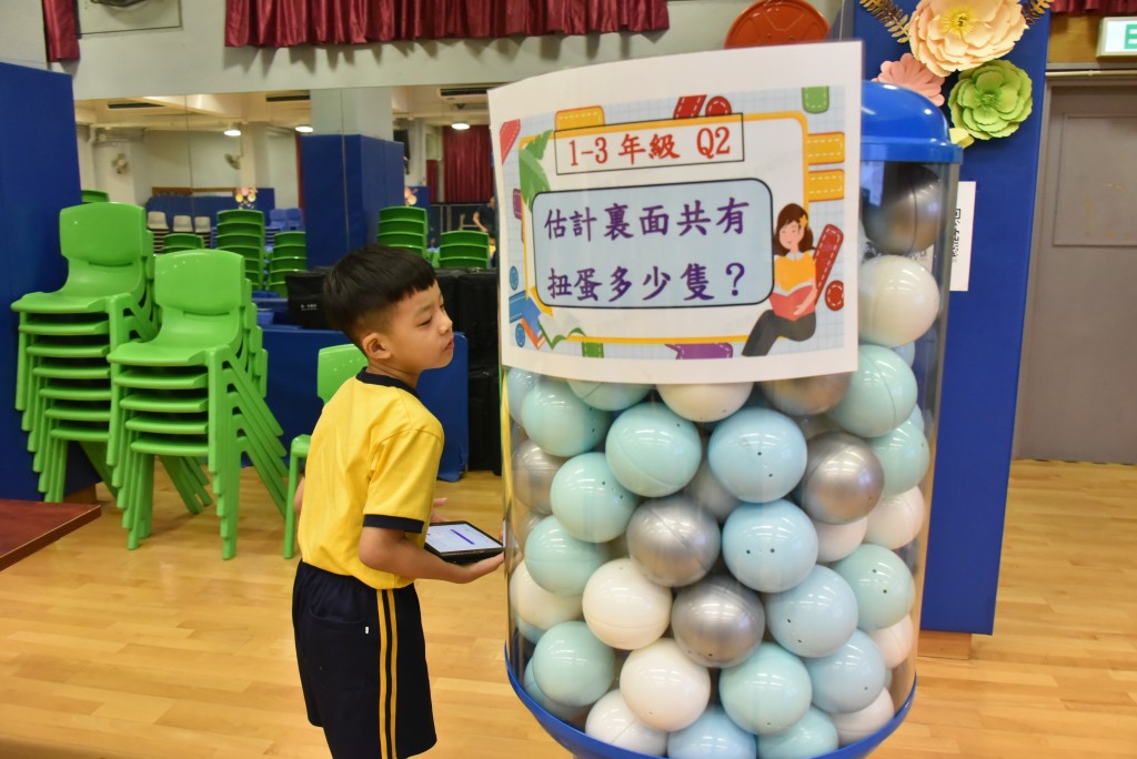 学生在课堂上利用Tale-bot机械人学习方向行走路线，活动有趣吸引。（图片来源：《亲子王》）