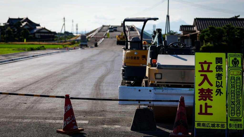地震發生後部分道路受損要暫時封閉。新華社
