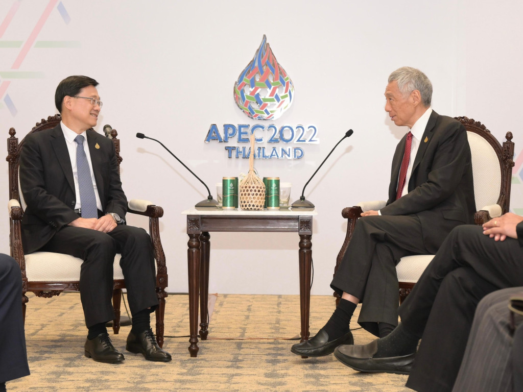 李家超與新加坡總理李顯龍會面，二人除下口罩。新聞處圖片