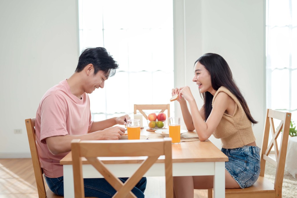 研究數據指出，居住在一起、共享飲食與環境的夫妻腸道，其微生物組成較基因相同。