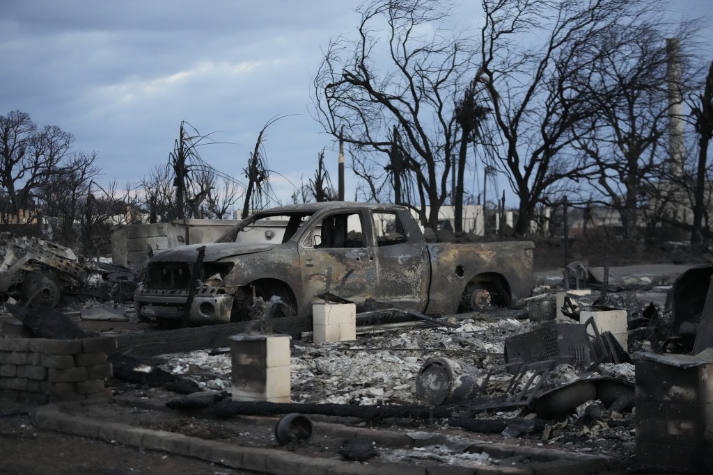 大火过后，大量汽车和房屋变成碳。　美联社