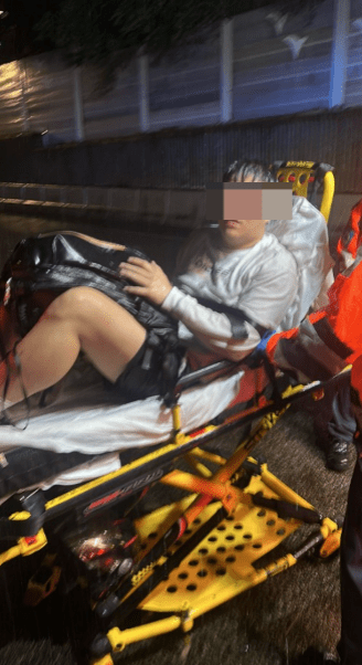 救護人員用擔架床將鐵騎士抬上救護車,準備送院作進一步治理。 救護人員用擔架床將鐵騎士抬上救護車,準備送院作進一步治理。
