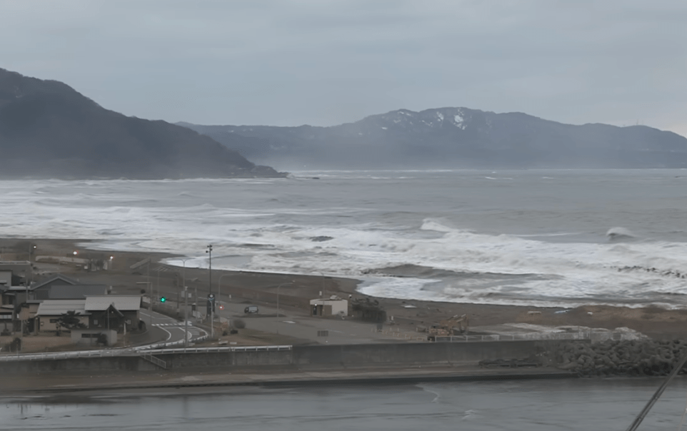 日本多個沿海地區出現海嘯。