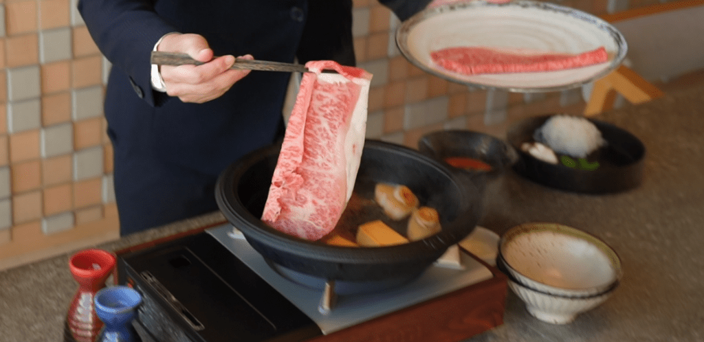 專人負責烹煮壽喜燒，特別調教的醬油，增添肉味層次。