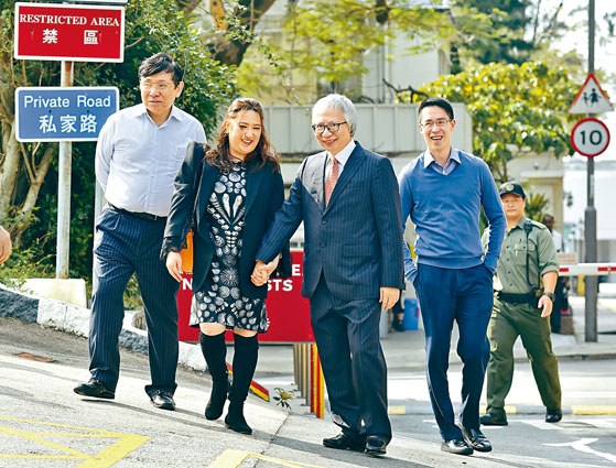 滿頭白髮的郭炳江昨晨刑滿出獄，在子女及胞弟迎接下面露笑容。