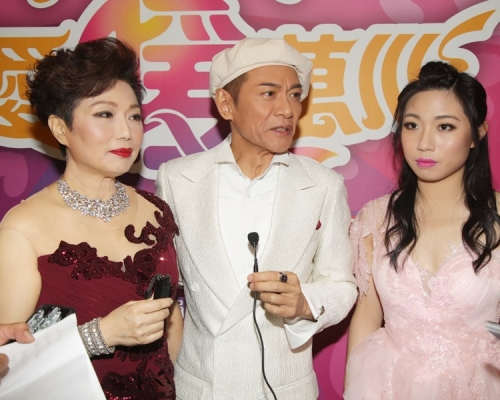 江華和麥潔文帶同細女陳薔天為《明愛暖萬心》演出。