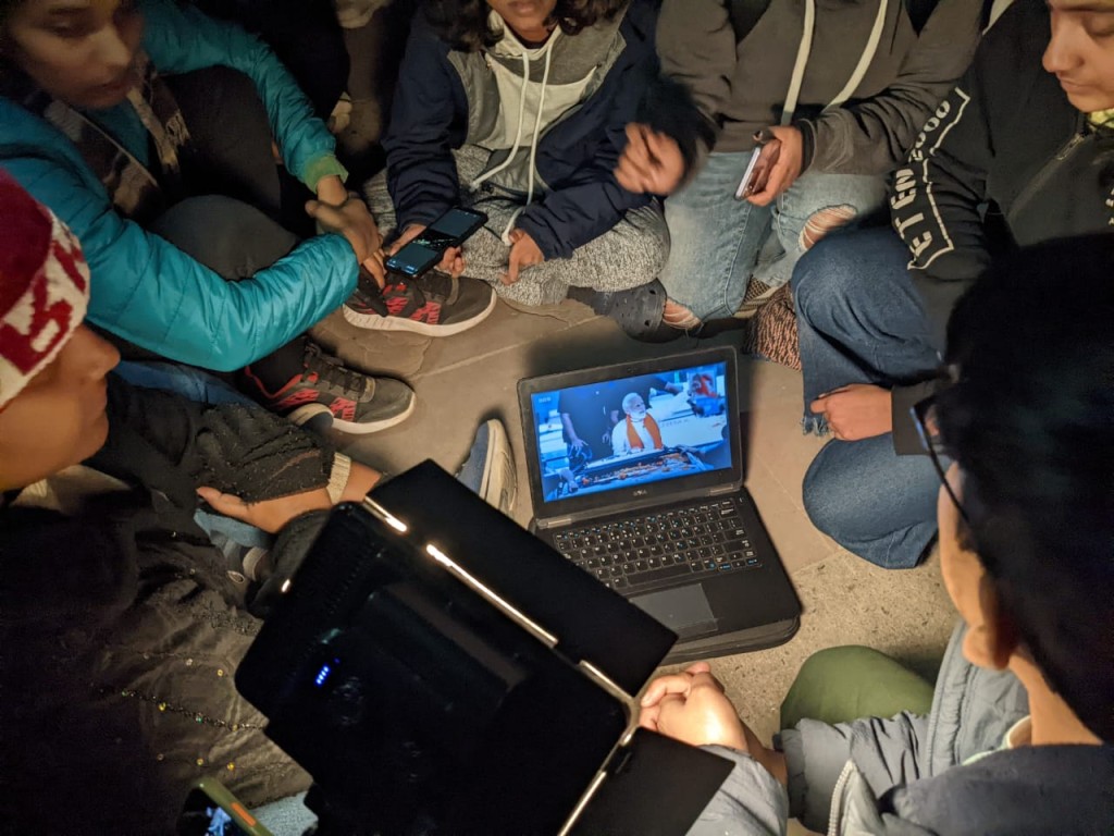 尼赫鲁大学学生改用手机或平板观赏BBC莫迪纪录片。 网上图片