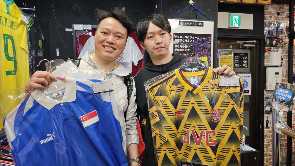球衣古著店Vintage Sports Football负责人涉谷亮太（右），向小记介绍店中极罕球衣。