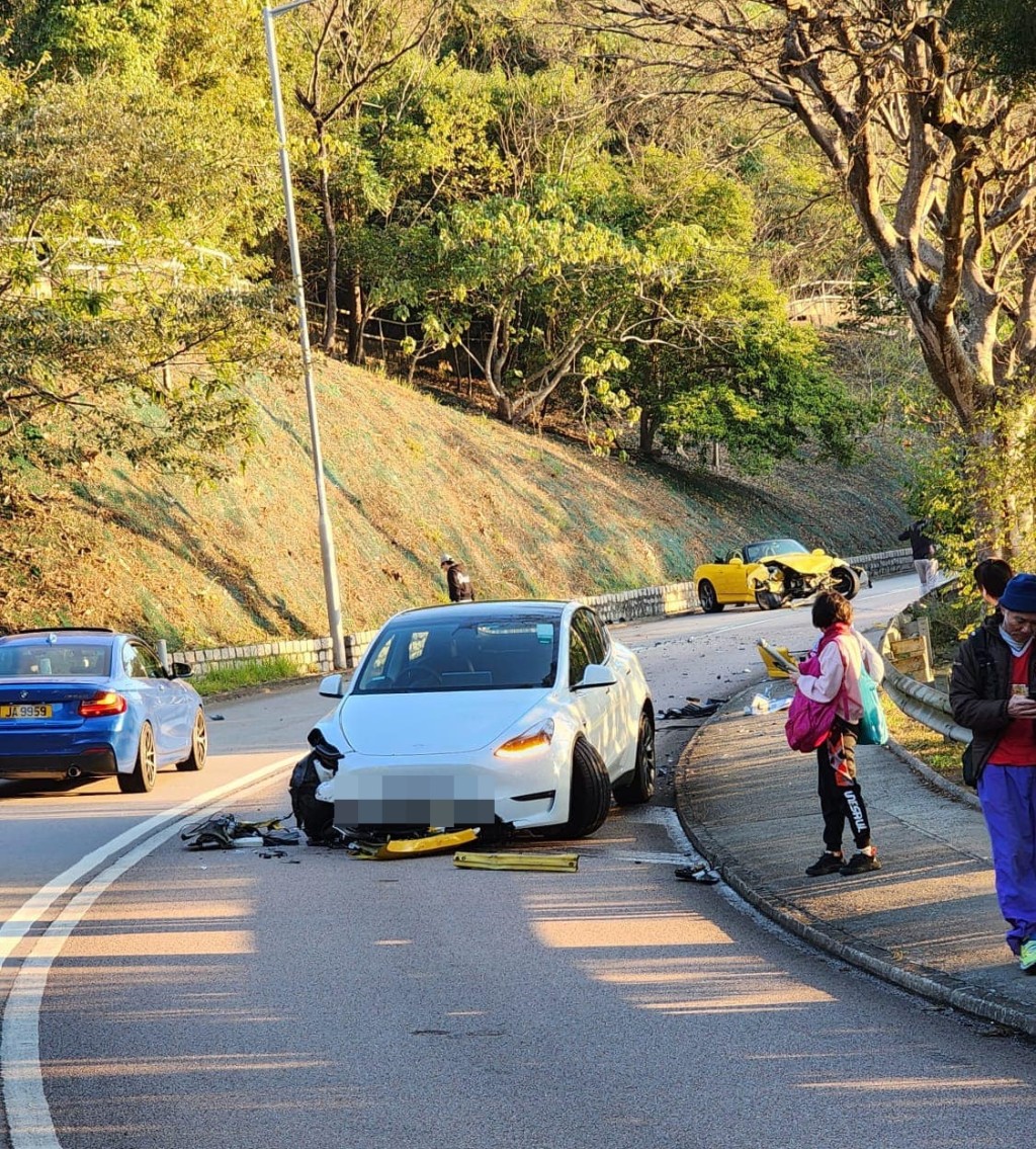 两车相撞后损毁严重。fb： 交通意外求片区