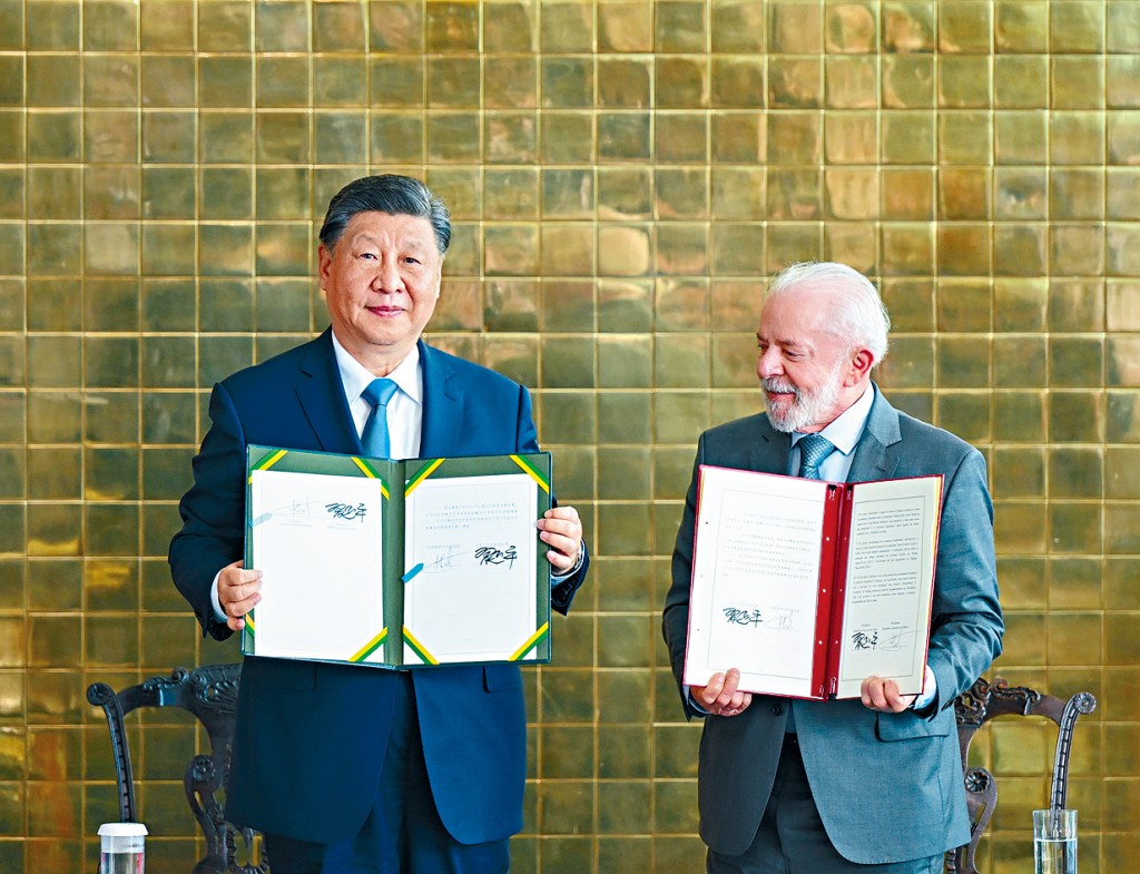 習近平同巴西總統盧拉共同簽署《聯合聲明》。