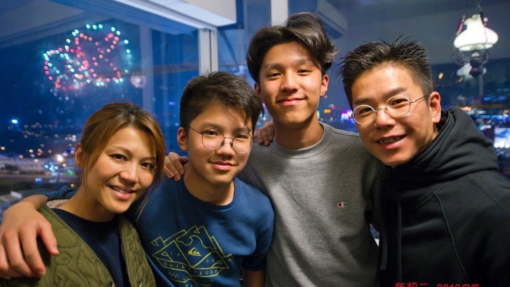 一家四口合照。