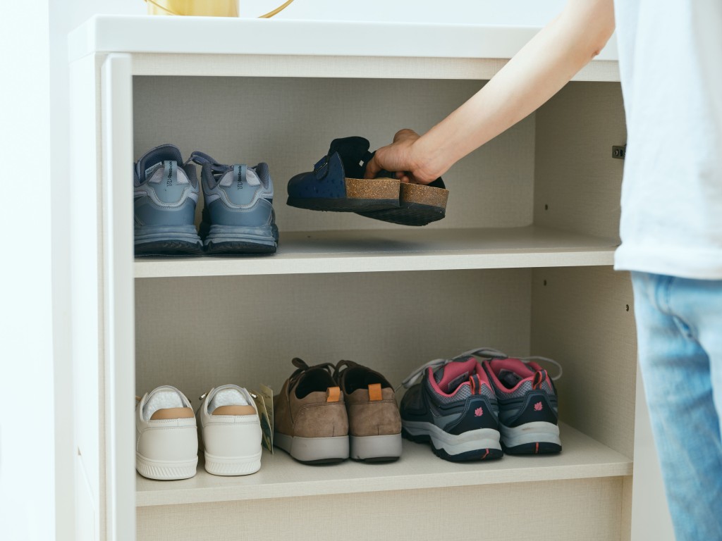 將經常穿的鞋子放在鞋櫃的「黃金位置」，黃金位置是指一個人的眼睛水平視線到腰部之間的位置，亦是最容易取鞋的位置。