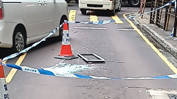 一隻玻璃窗從高處墮下,碎片四散。fb「馬路的事 (即時交通資訊台)」圖片
