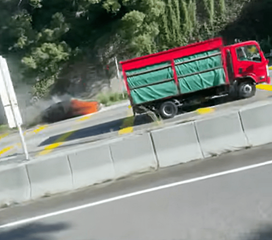 私家車陷入火海。fb：馬路的事 (即時交通資訊台)