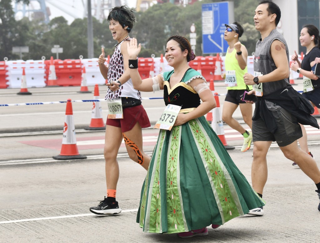 《魔雪奇緣》安娜公主亦參加馬拉松。盧江球攝