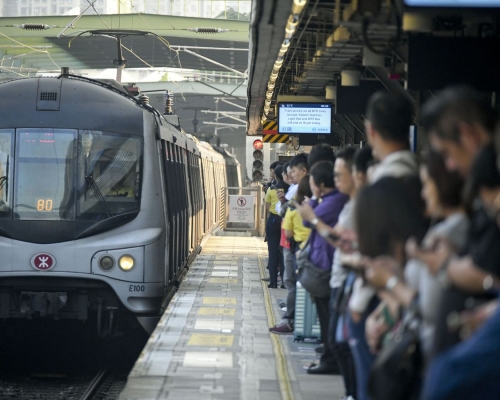 港鐵文憑試期間加強清晨列車服務。資料圖片