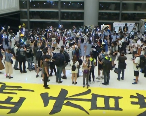 約300名學生在樂富廣場合唱。港台截圖