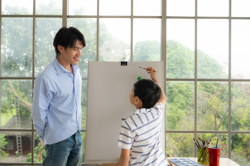 家長可學習以成長型思維稱讚子女,很多稱讚看似鼓勵,卻可能讓固定型思維被強化。(示意圖) 家長可學習以成長型思維稱讚子女,很多稱讚看似鼓勵,卻可能讓固定型思維被強化。(示意圖)