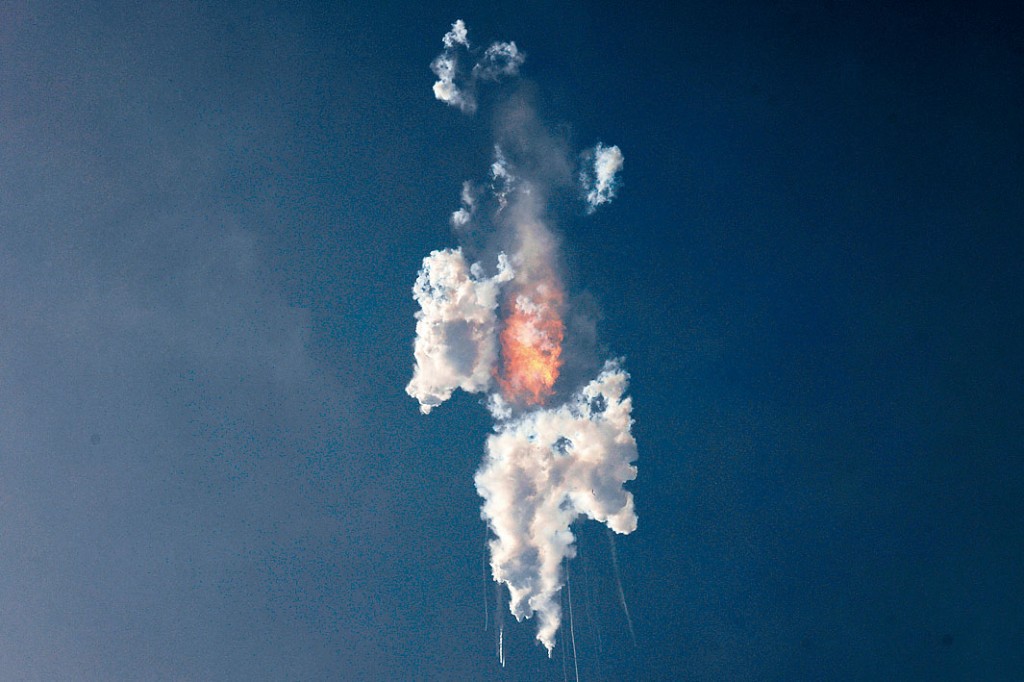「星艦」升空後數分鐘爆炸。