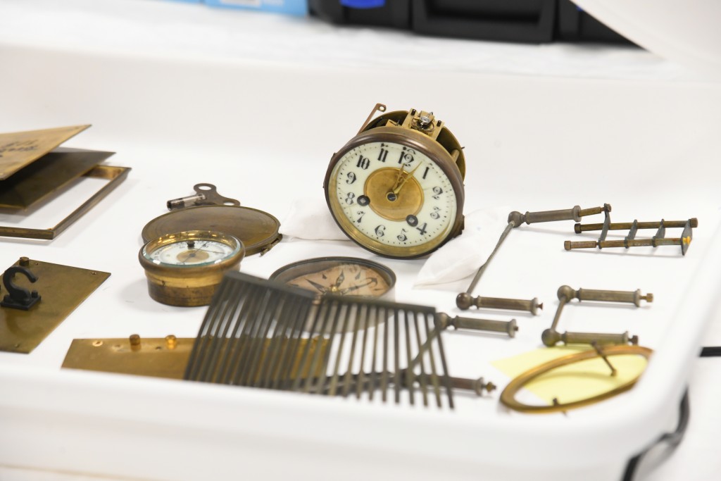 修復鐘錶須把所有零件拆開再回復其原本運作，零件有問題要盡量修復。