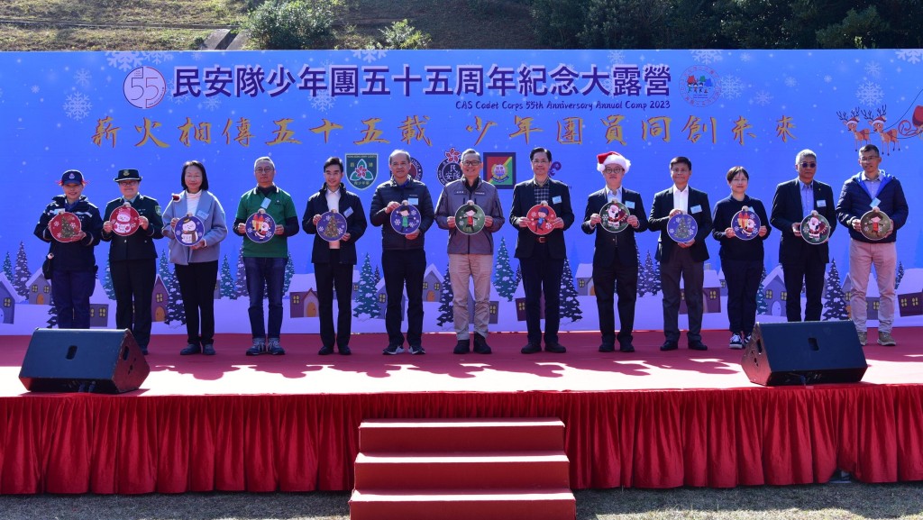 卓孝業（中）今日主禮民眾安全服務隊少年團55周年大露營開幕儀式。政府新聞處