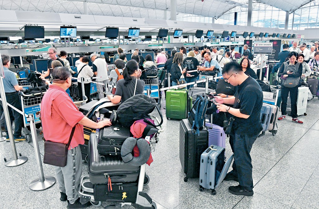 「樺加沙」襲港前夕，不少市民及旅客提前到機場登機。