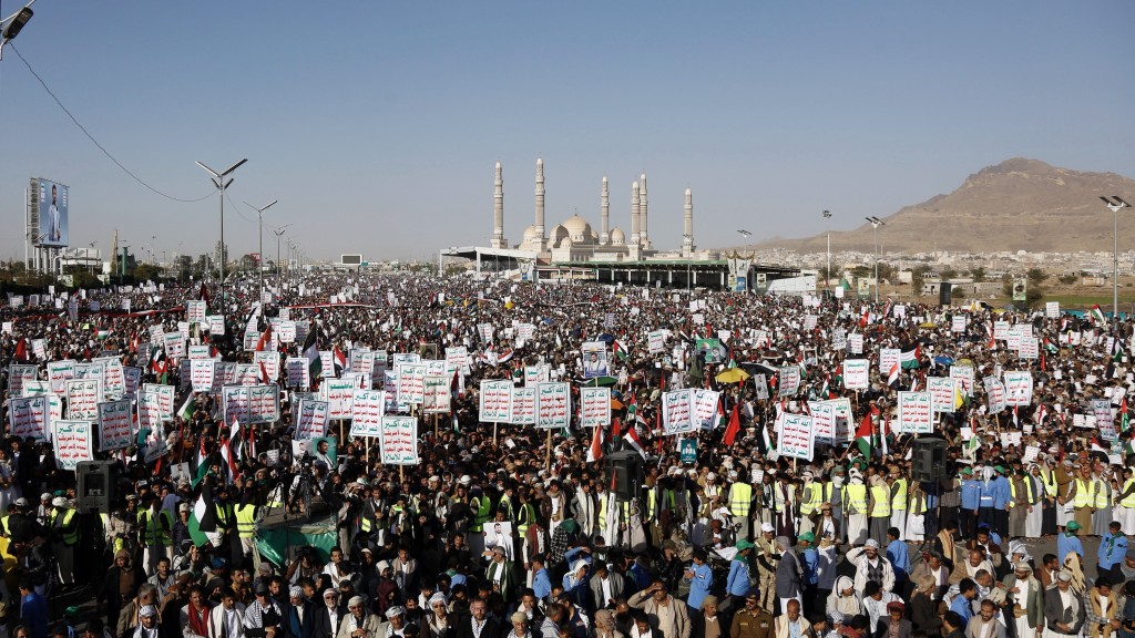 在也門首都薩那，胡塞武裝的支持者周五蜂擁上街抗議美國空襲。 美聯社