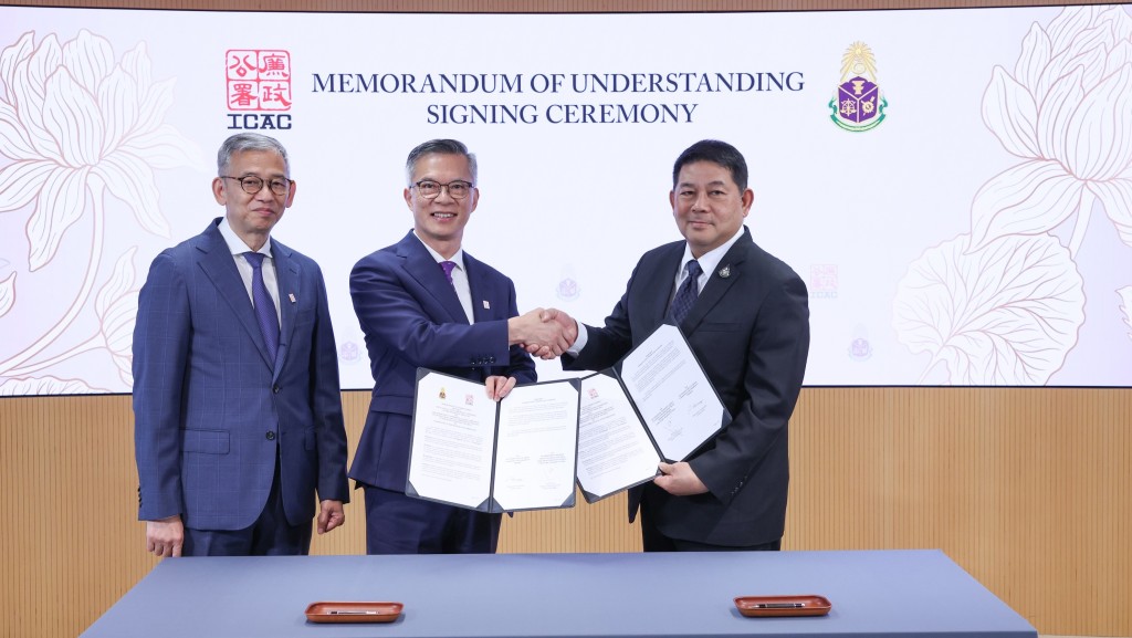 廉政专员胡英明见证副廉政专员兼执行处首长丘树春及泰国国家反腐败委员会专员Mr Phattarasak Vannasaeng签署合作备忘录。