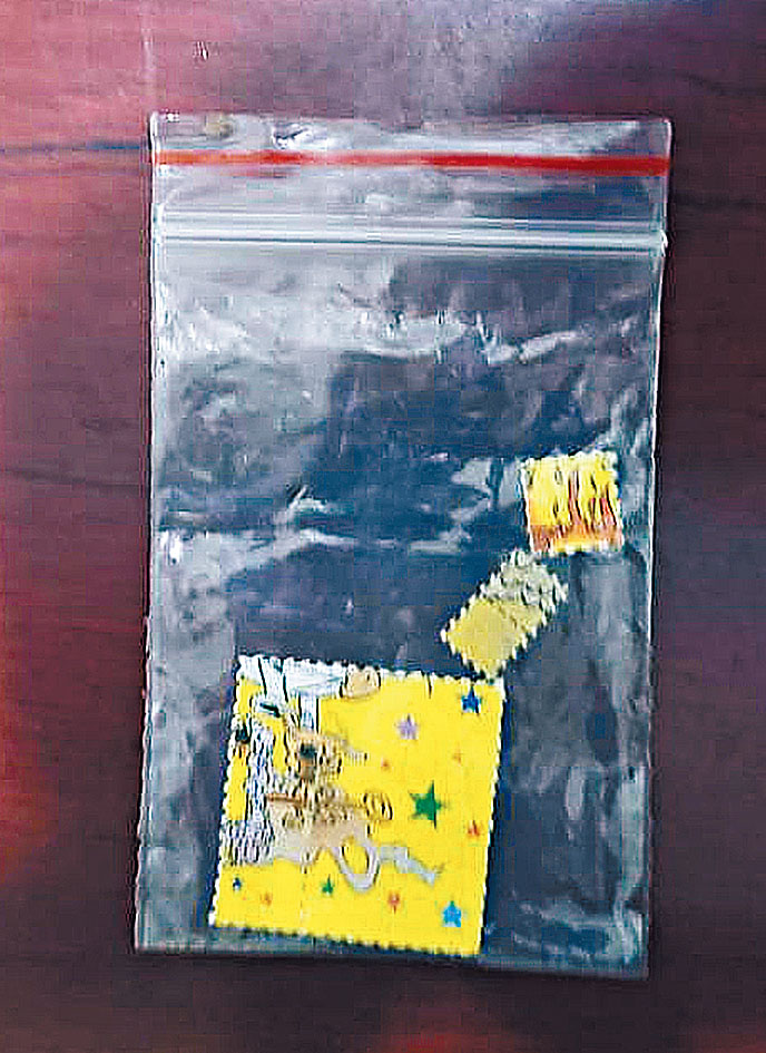 ■檢獲毒品包括十一張「毒郵票」。