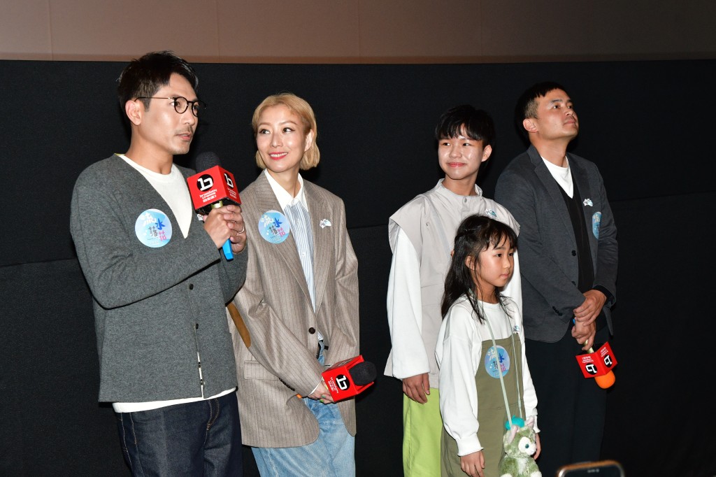 郑秀文及陆骏光昨晚（13日）到观塘一间戏院为电影《流水落花》谢票。