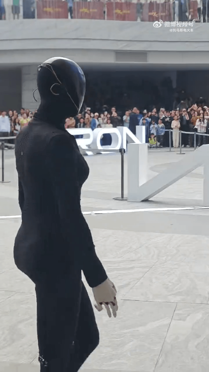 機械人IRON在深圳灣萬象城首次公開亮相。 機械人IRON在深圳灣萬象城首次公開亮相。