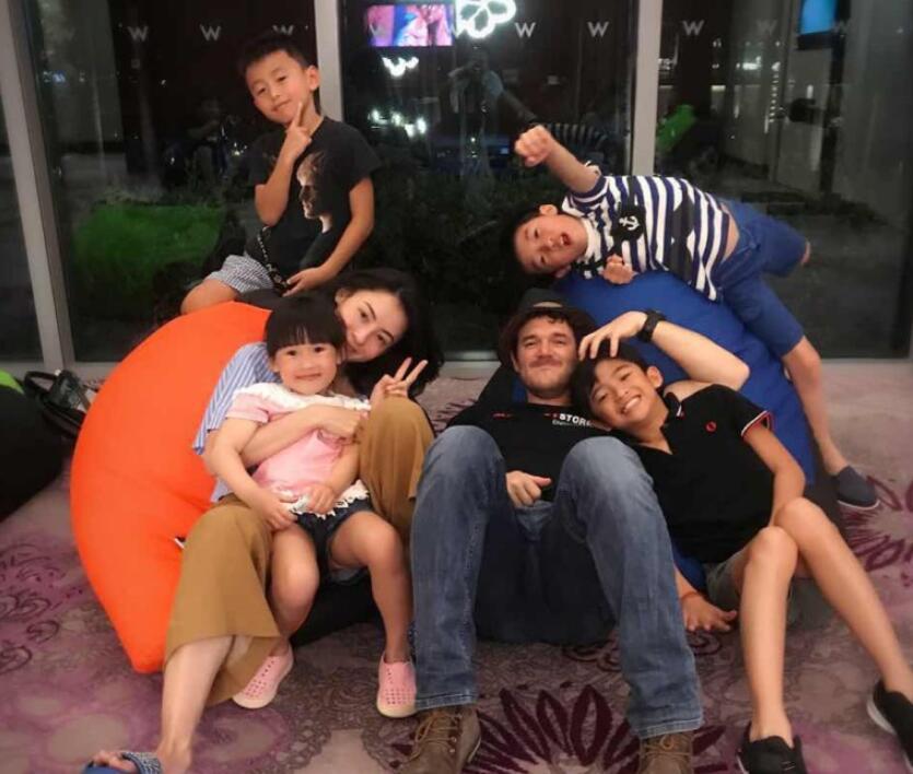栢芝未生細仔時，就經常晒與Leo的照片，孩子也跟Leo玩得好熟。