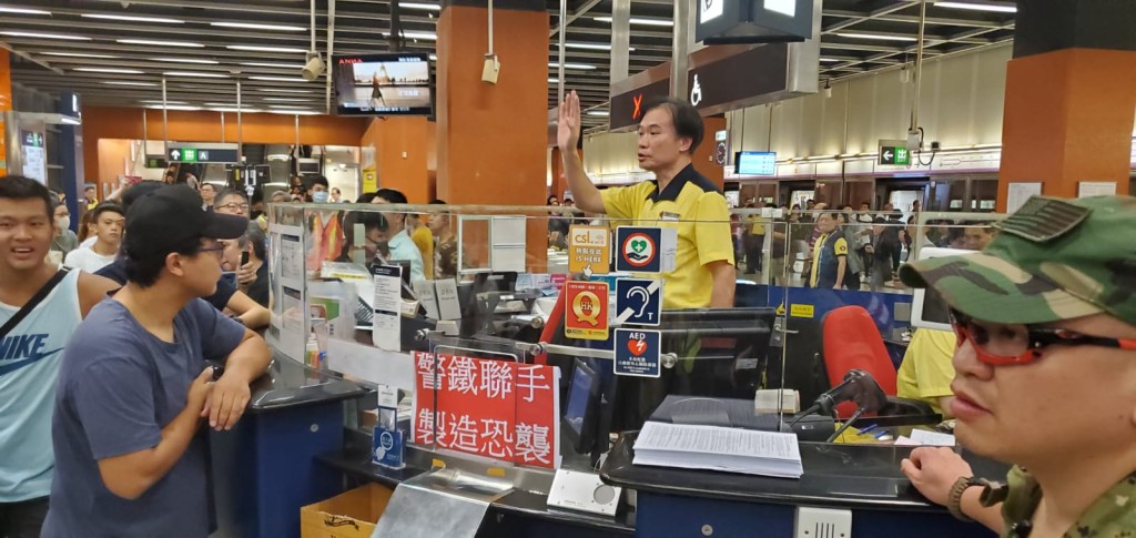 寳琳站示威者聚集。