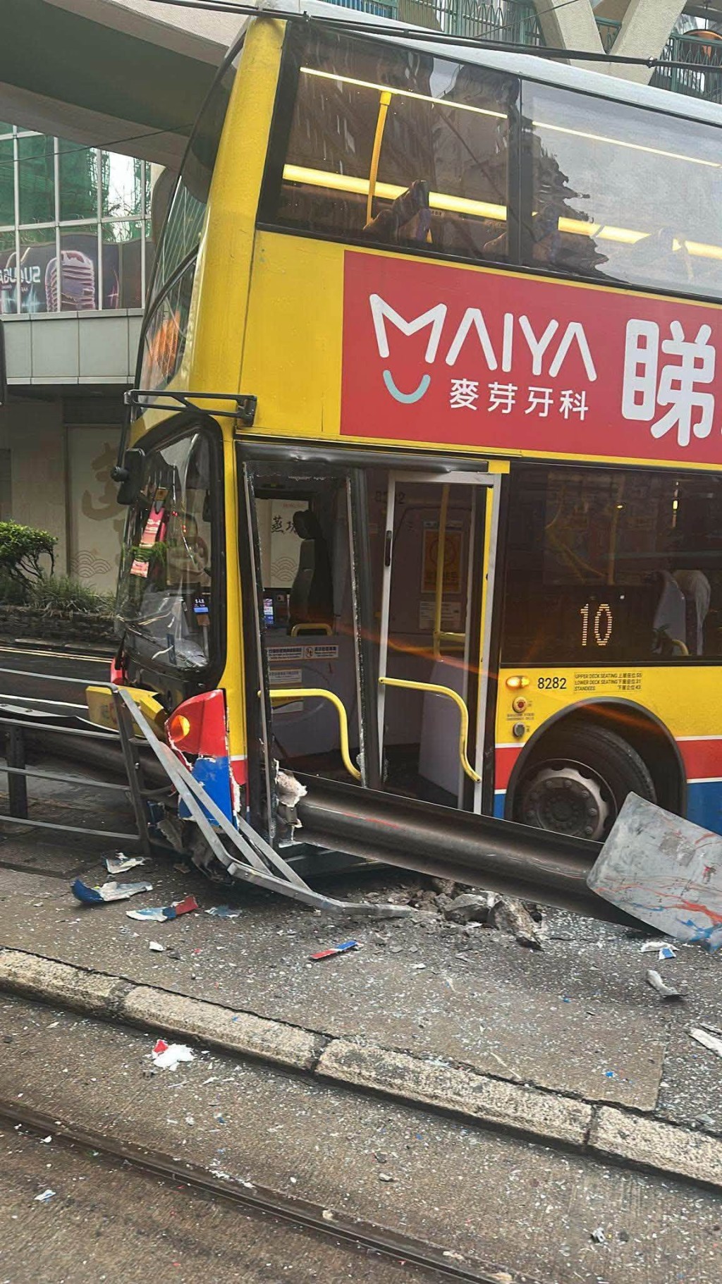 城巴自炒撞毀欄杆。fb車cam L(香港群組) 城巴自炒撞毀欄杆。fb車cam L(香港群組)