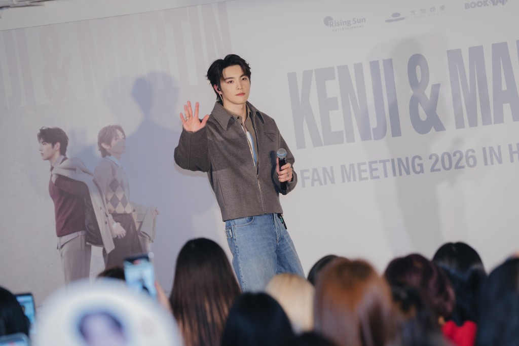 范麒智（Kenji）见支持者。