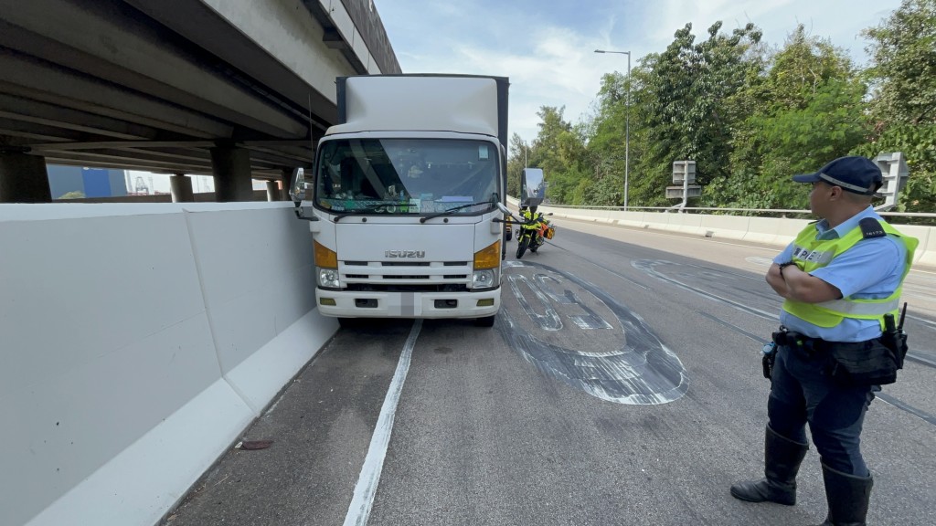 貨車失事撞壆。楊偉亨攝
